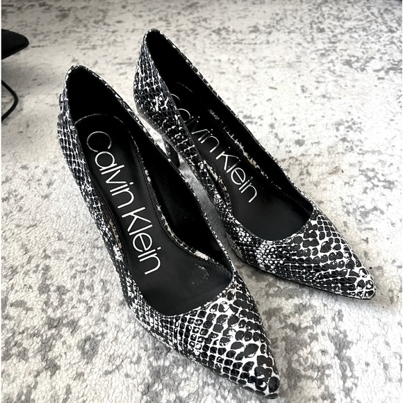 Calvin Klein Shoes - CALVIN KLEIN printed Pump